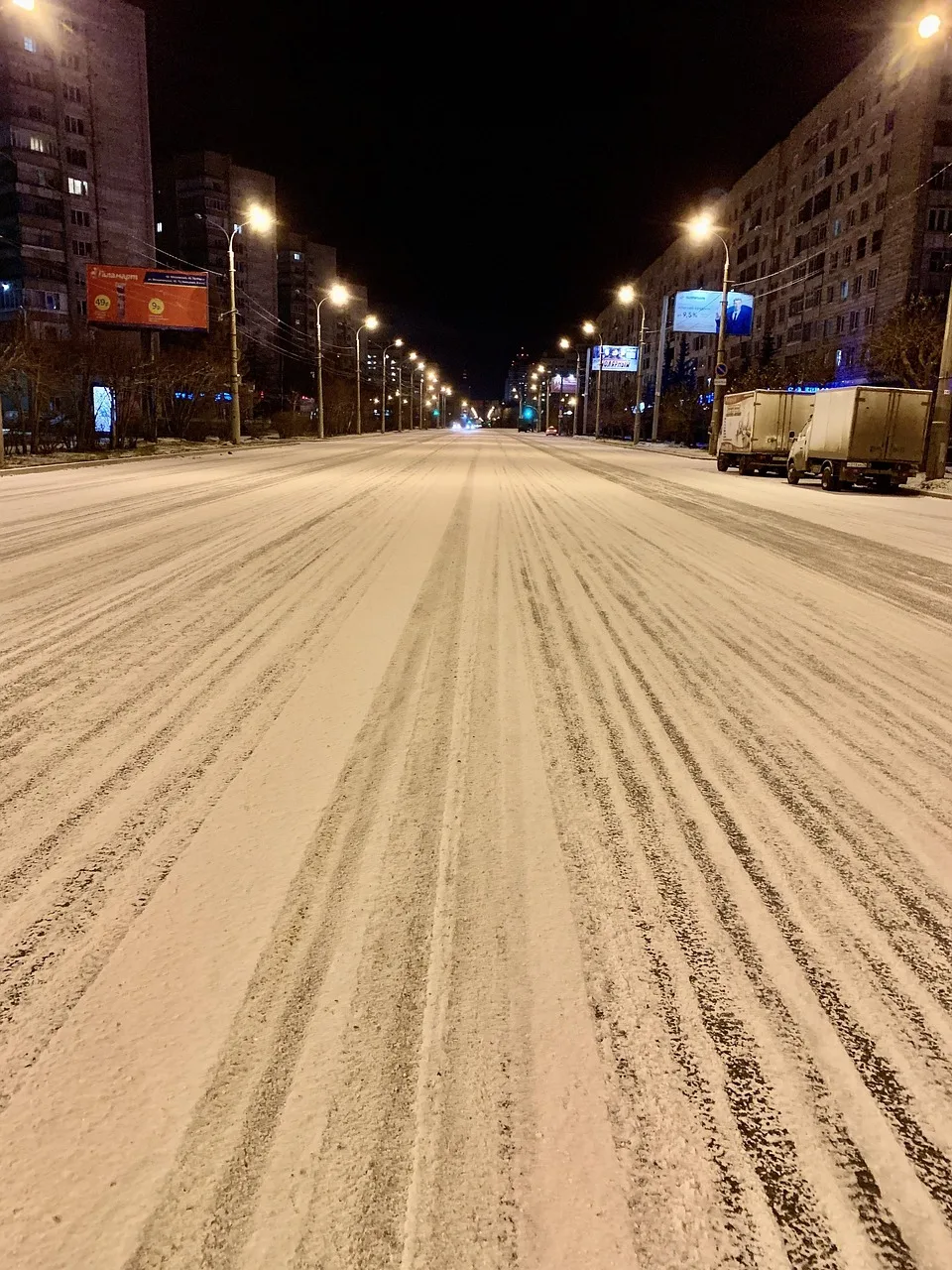 Gece şehir ışıkları Rus kış manzarası
