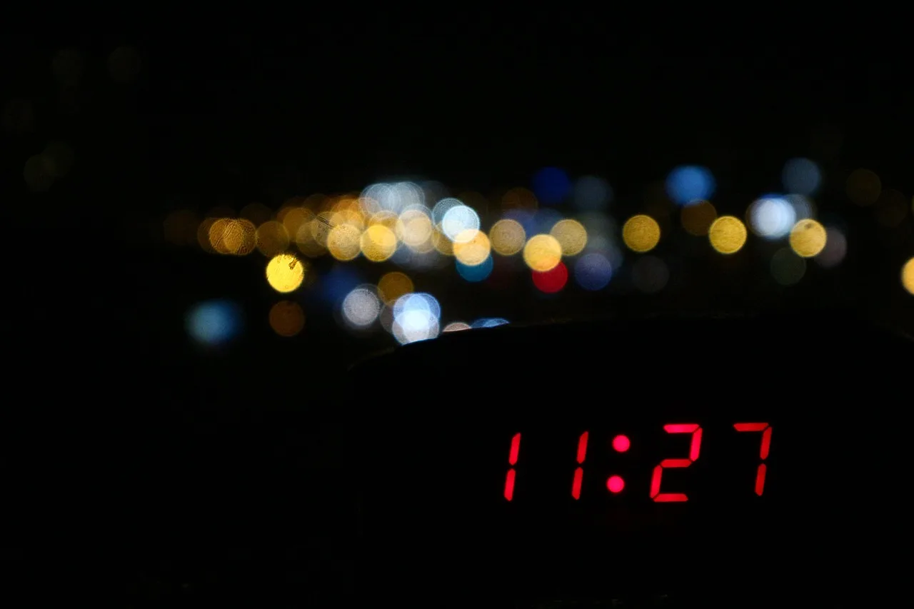 Gece şehir saat kulesi - modern ışık
