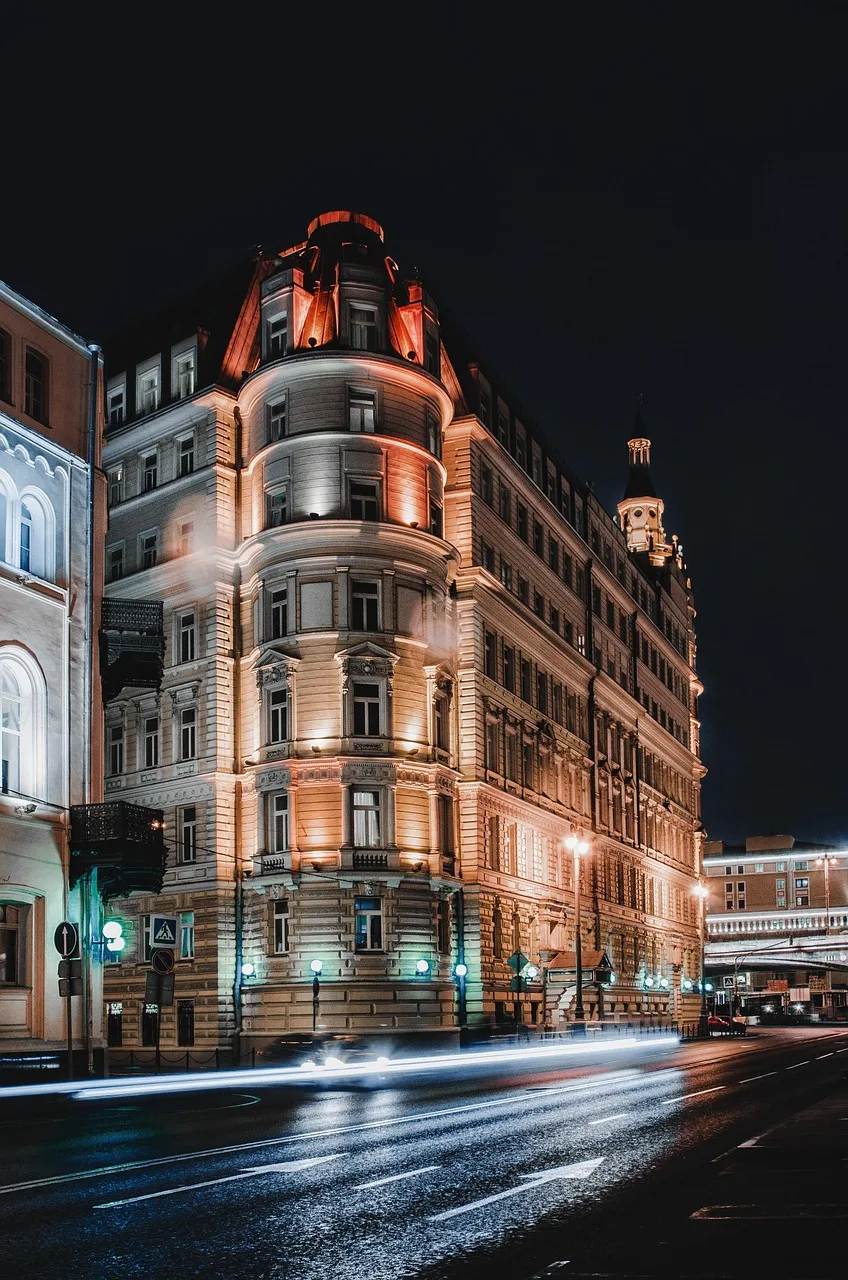 Gece şehir silüeti mavi neon ışıklarla