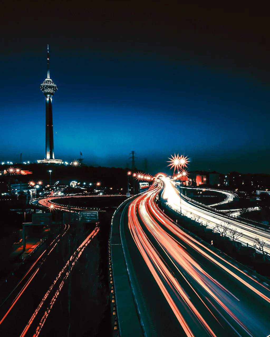 Gece şehir trafiği ışıklı yol fotoğrafı