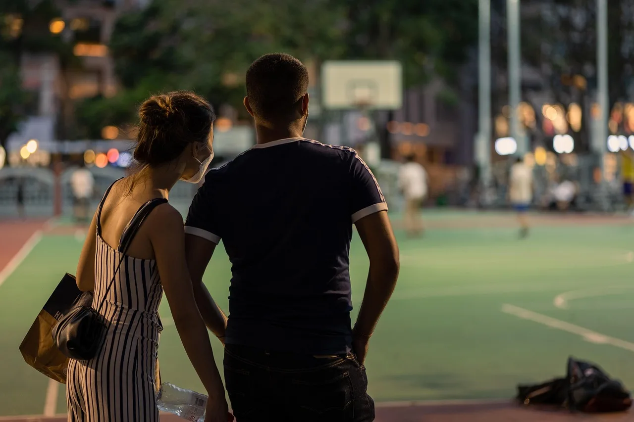 Gece sokakları aşk dolu çift - Hong Kong