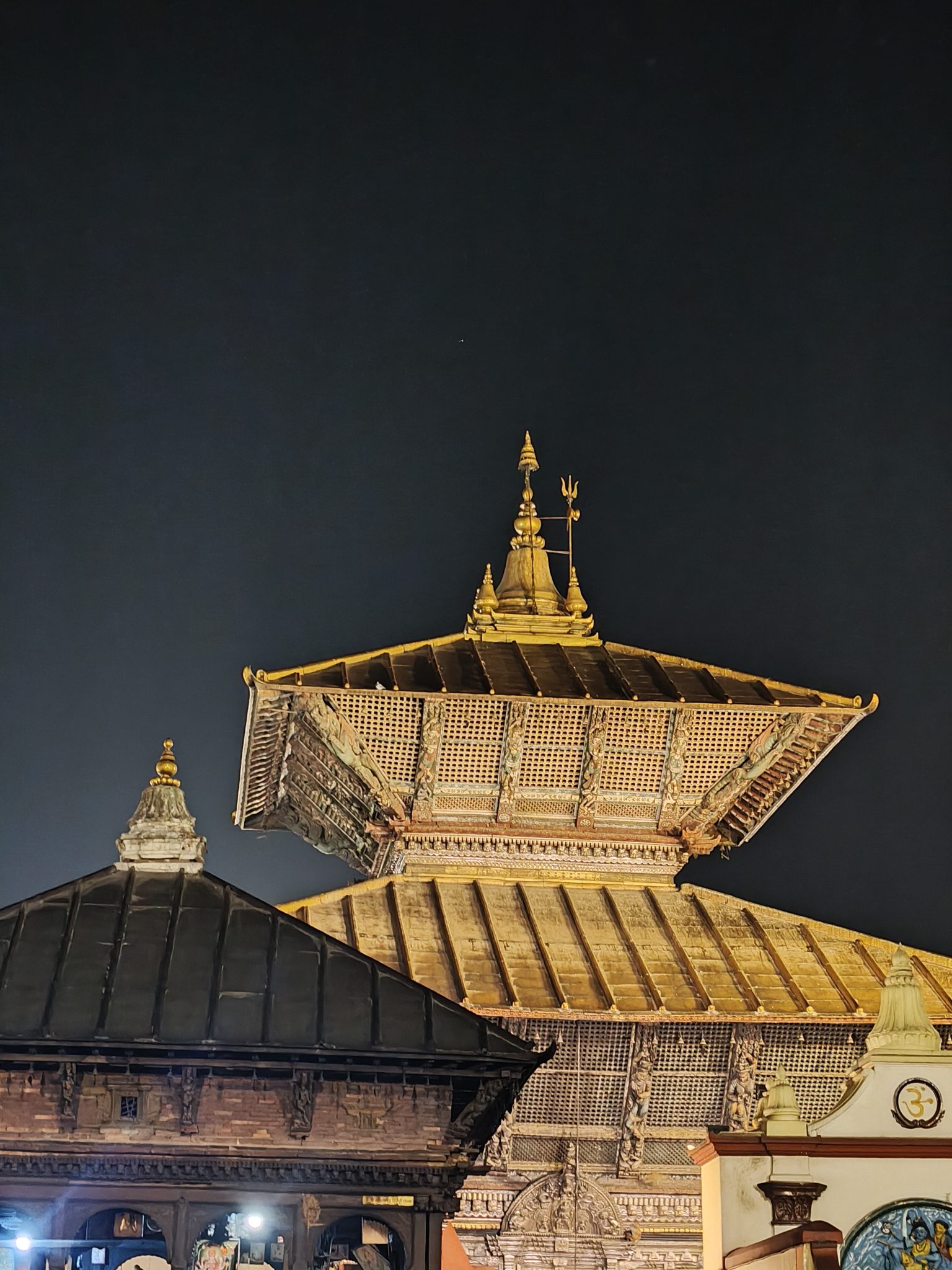 Gece Vakti Altın Çatılı Tarihi Hindu Tapınağı ve Geleneksel Mimari