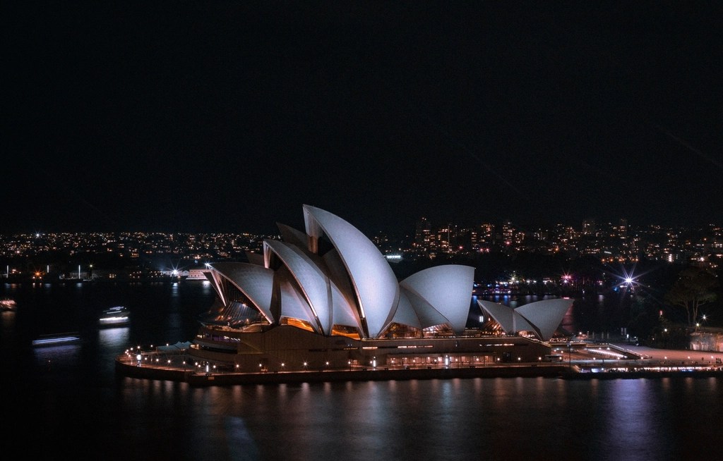 Gece Vakti Aydınlatmalı Sydney Opera Binası ve Liman Manzarası