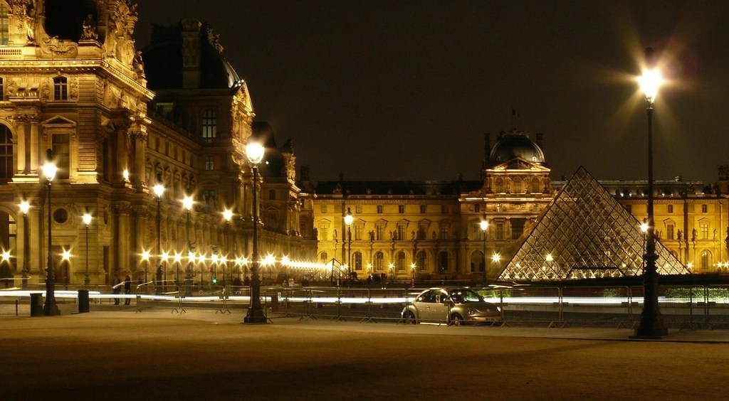 Gece Vakti Louvre Müzesi: Aydınlatılmış Piramit ve Tarihi Paris Manzarası