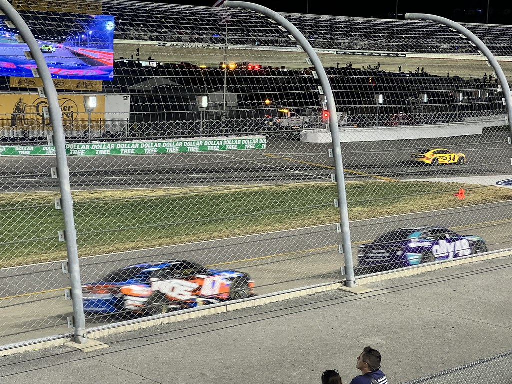 Gece Vakti Nascar Yarış Pisti: Hızlı Stok Arabalar ve Tribün Atmosferi