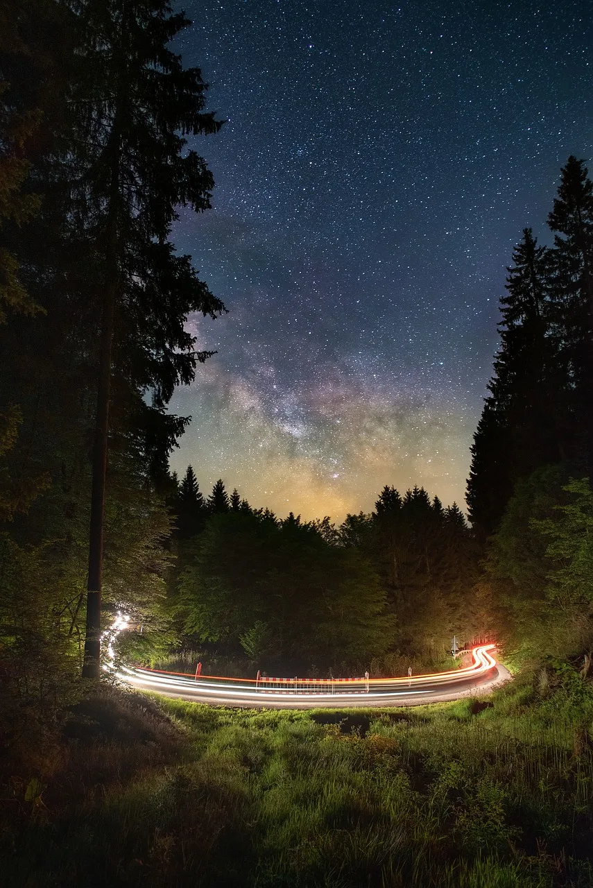 Gece yolu ve yıldız izleri - uzun pozlama fotoğrafı