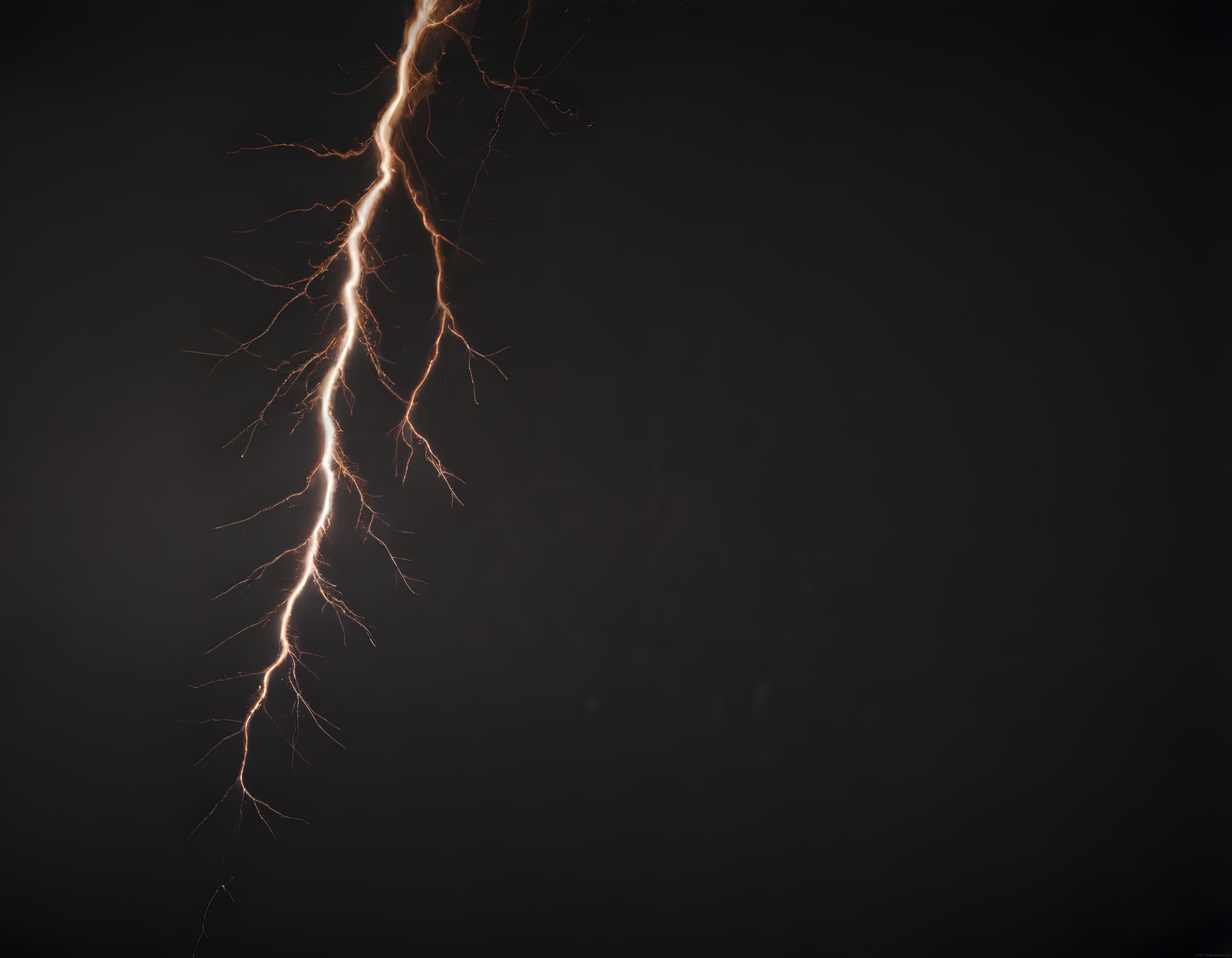 Gecenin Karanlığında Parlayan Güçlü Yıldırım ve Elektrikli Atmosfer
