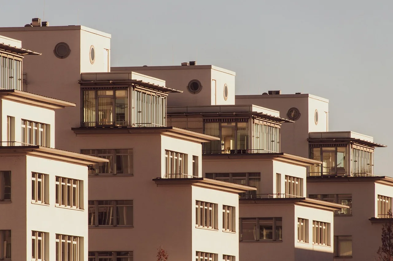Geleneksel bina cephesi pencereleriyle mimari detay fotoğrafı
