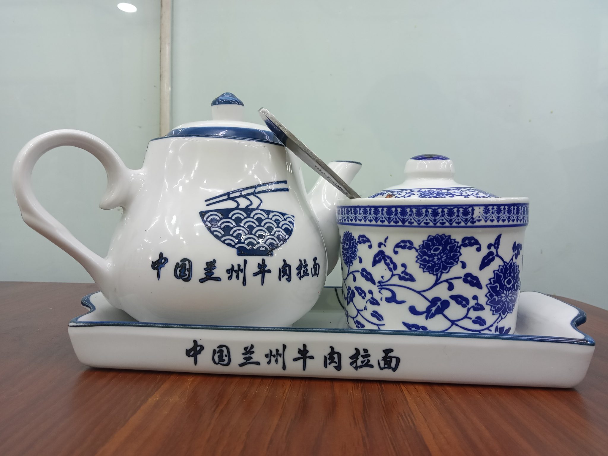 Geleneksel Çin Porseleninden Lanzhou Eriştesi Servis Seti ve Mavi Beyaz Sunum