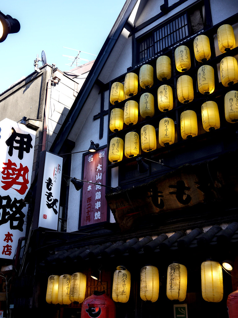 Geleneksel Japon Sokak Fenerleriyle Aydınlanan Nostaljik Restoran Cephesi
