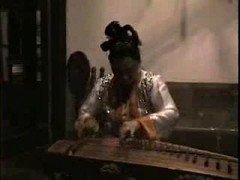 Geleneksel Telli Çalgı Gözheng Performansı ve Etnik Kıyafet Detayları