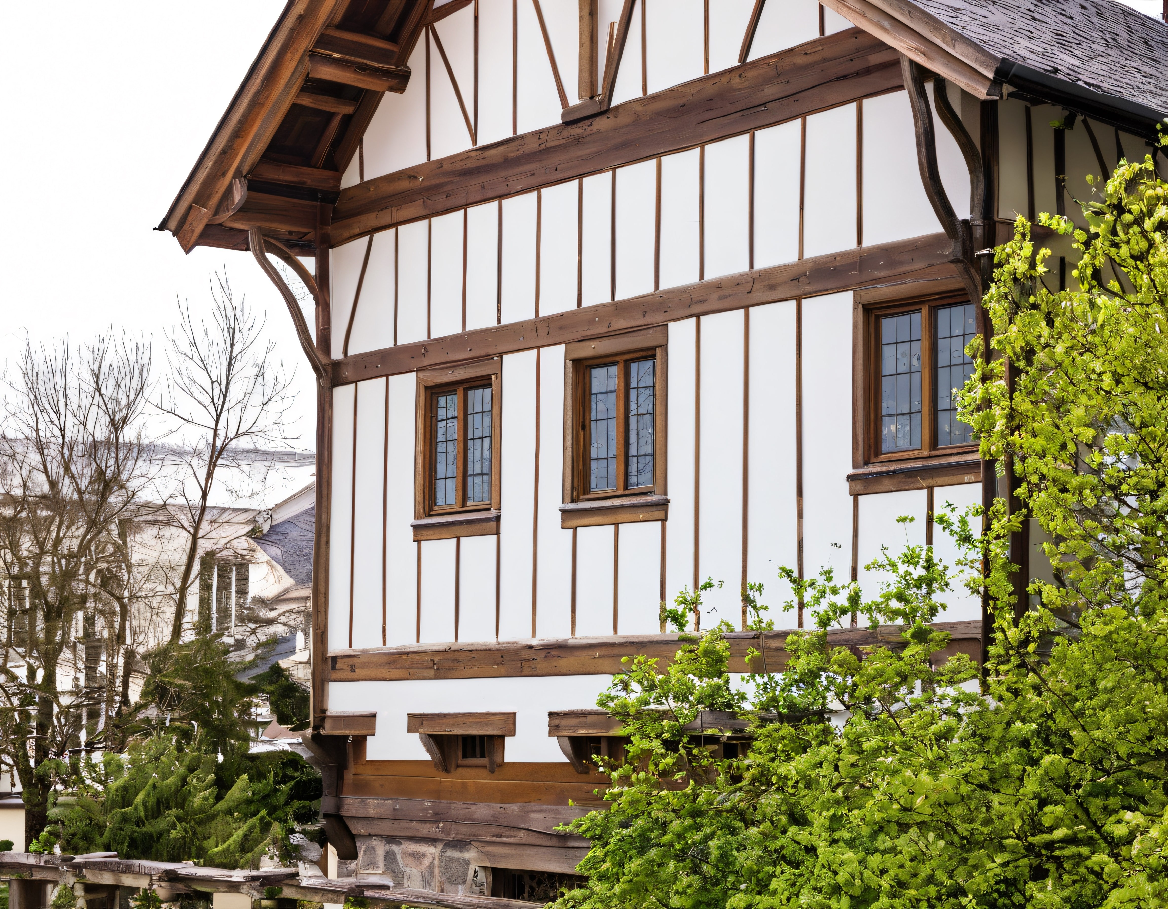 Geleneksel Yarı Ahşap Karkaslı Beyaz Duvarlı Avrupa Evi Cephesi