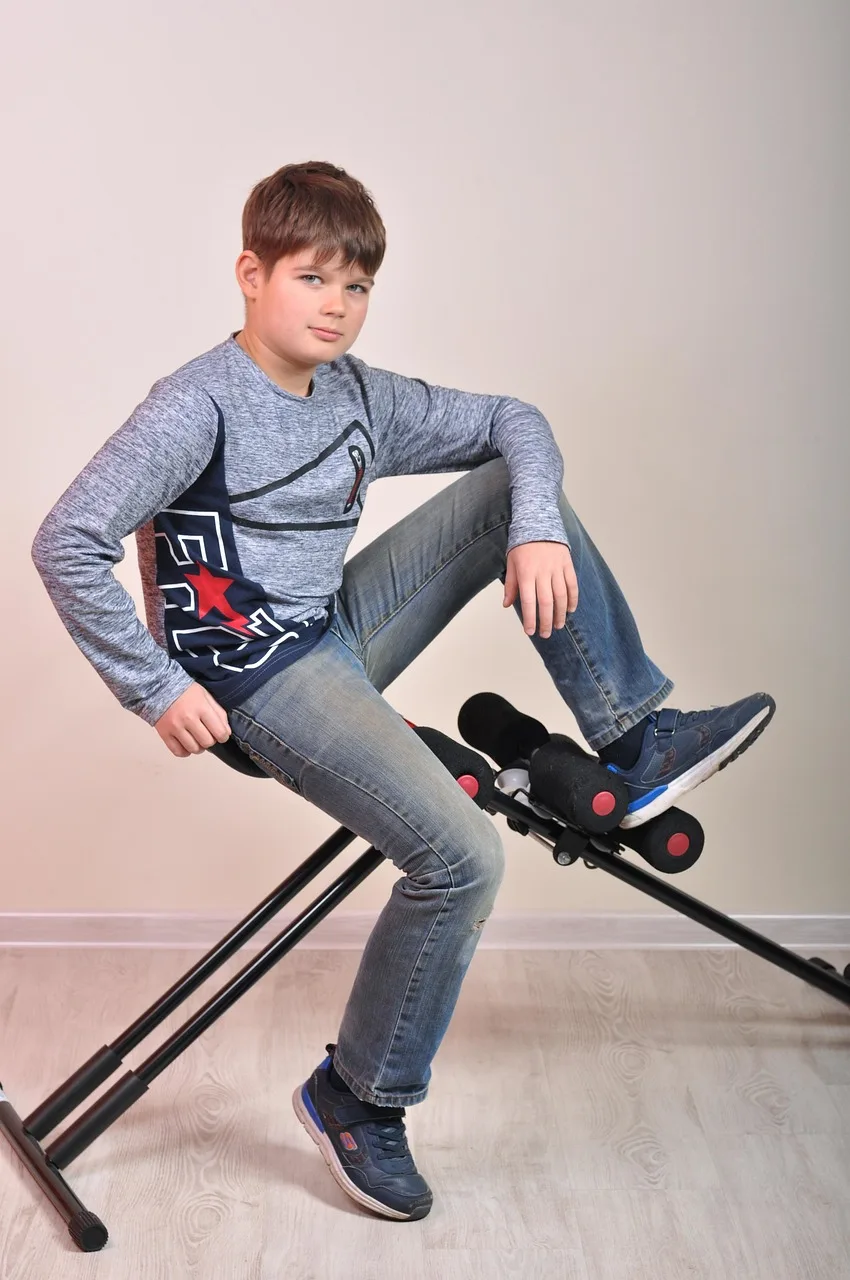Genç boksör spor salonunda antrenman - dinamik fotoğraf Genç boksör spor salonunda antrenman - dinamik fotoğraf