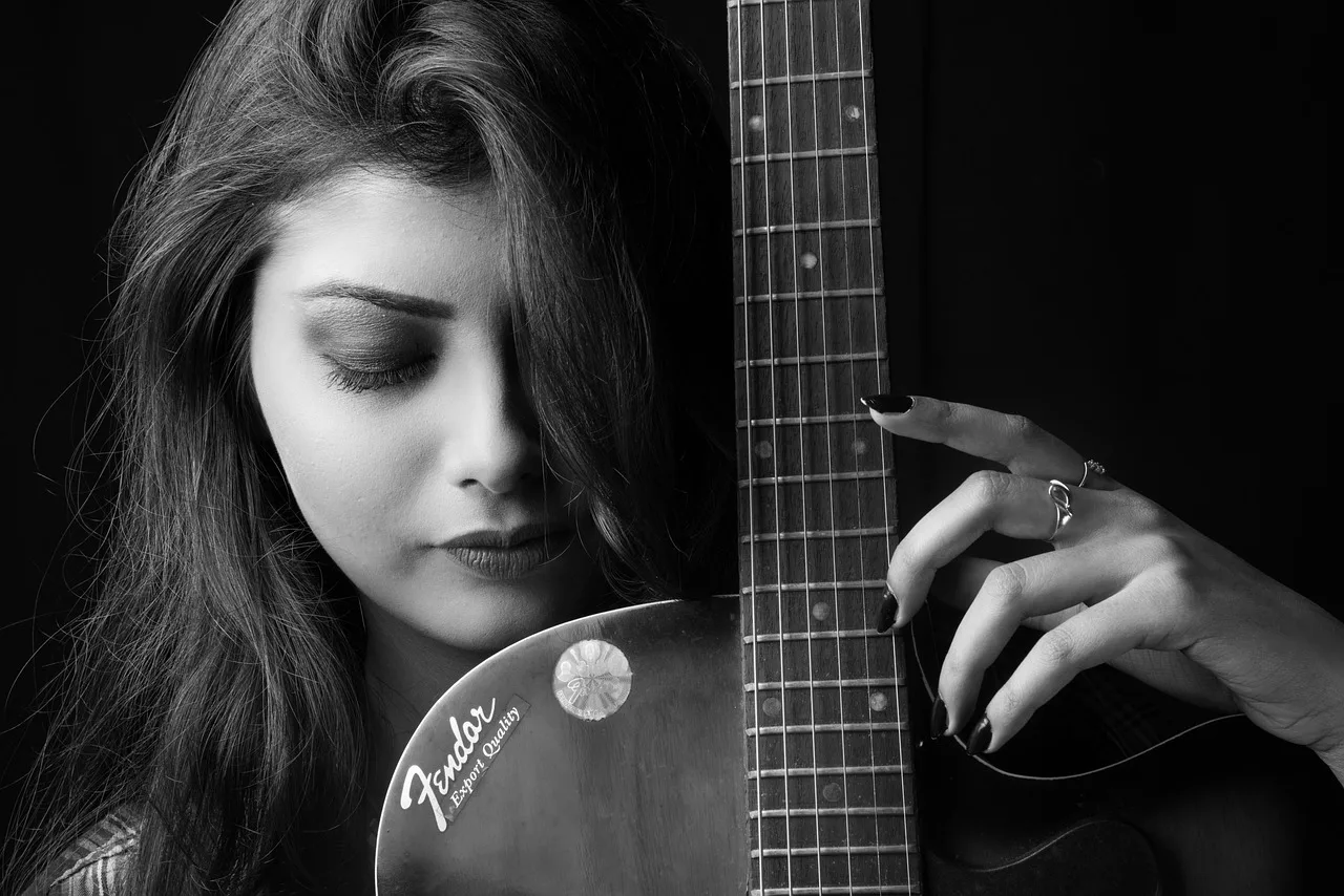 Genç gitarist portresi - genç kadın müzisyen