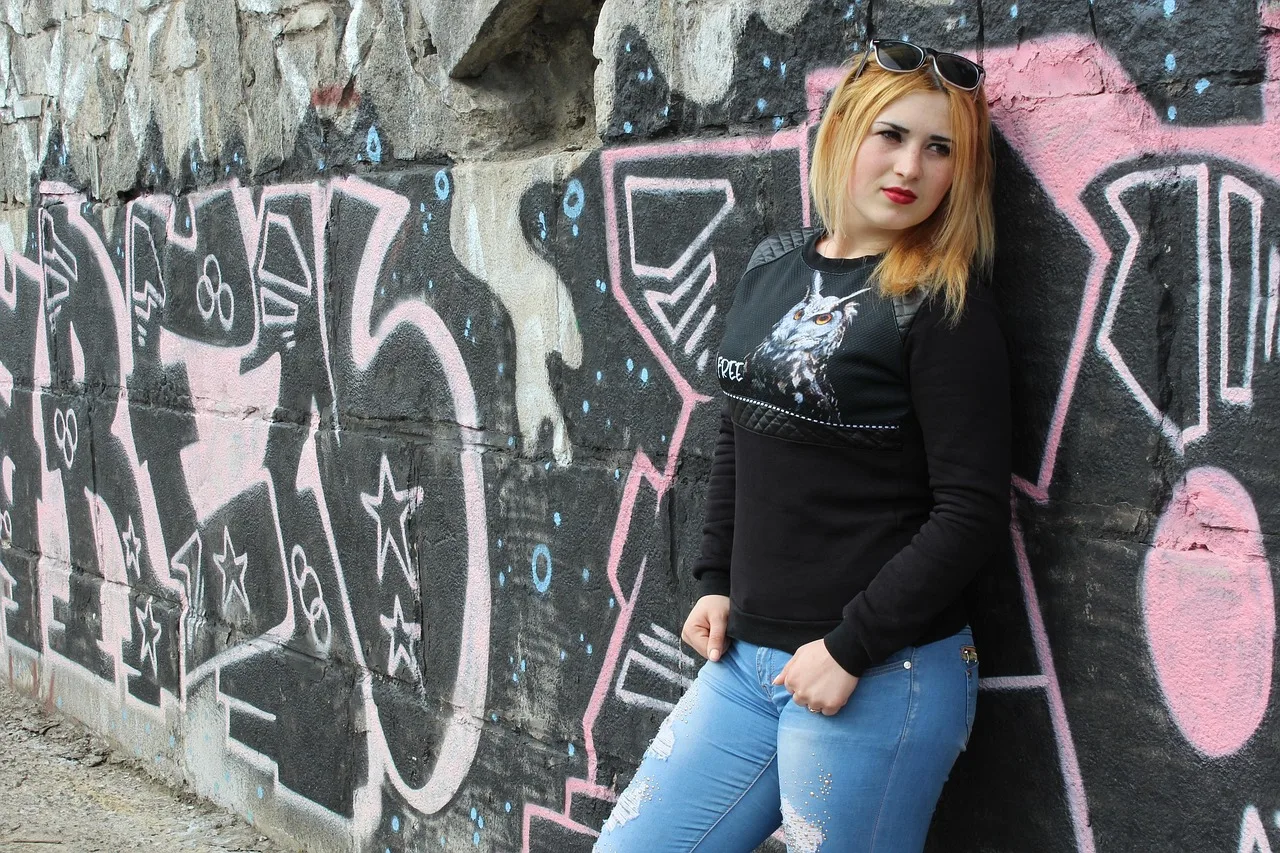 Genç kadın graffiti fotoğrafı - sokak sanatı