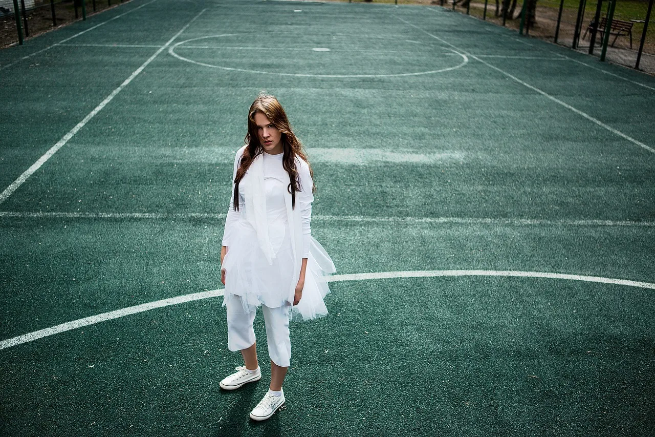 Genç kız tenis kortunda moda pozu - şık stil