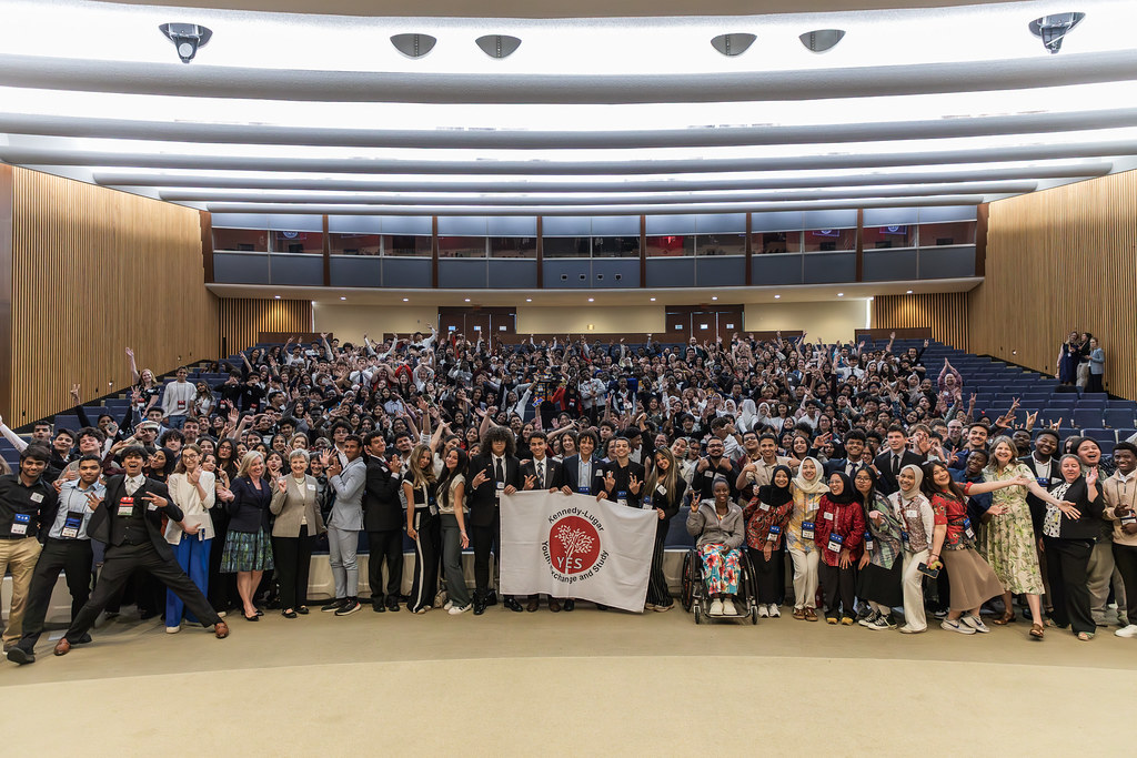 genç liderlerin buluştuğu uluslararası konferansta grup fotoğrafı çekimi
