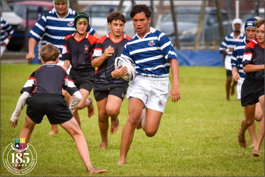 genç rugby oyuncularının çim sahada rekabet dolu mücadelesi ve hücum anı