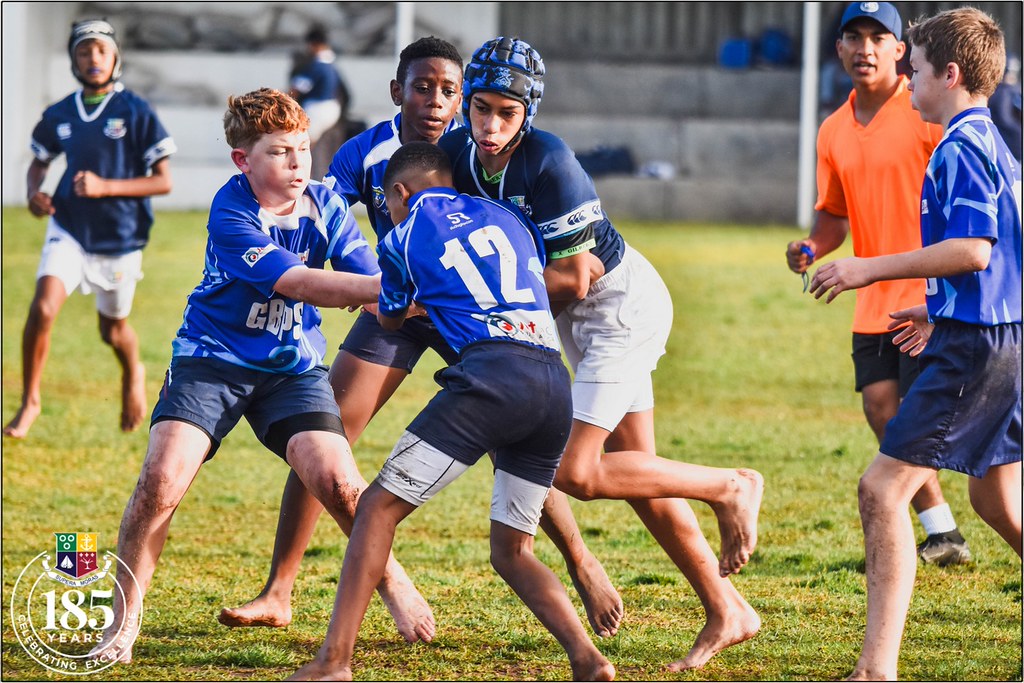 Genç Sporcuların Çim Sahada Rugby Topuyla Verdiği Mücadele ve Takım Ruhu