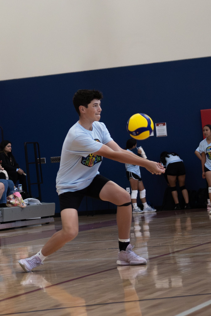 Genç Voleybolcu Spor Salonunda Sarı Lacivert Topa Manşet Yaparken Aksiyon Anı