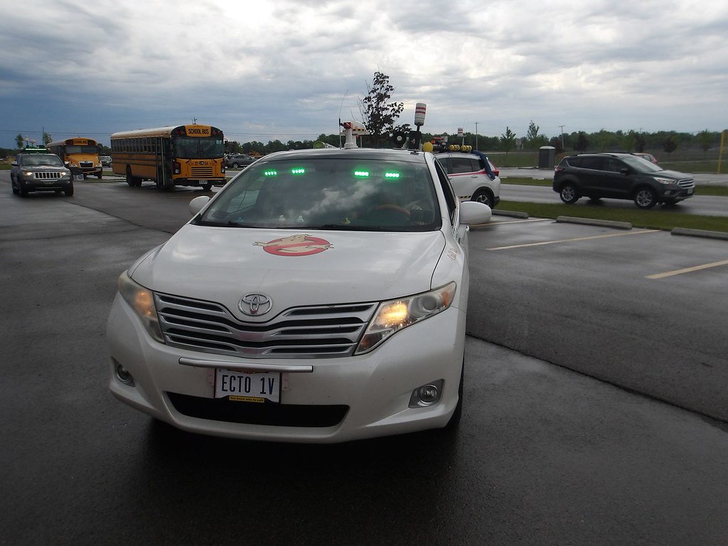 Ghostbusters temalı beyaz Toyota Venza cosplay aracı ve ikonik Ecto 1V plakası