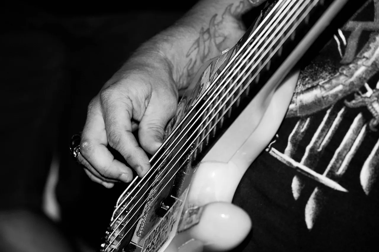 Gitar çalan genç kadın - akustik müzik sahnesi