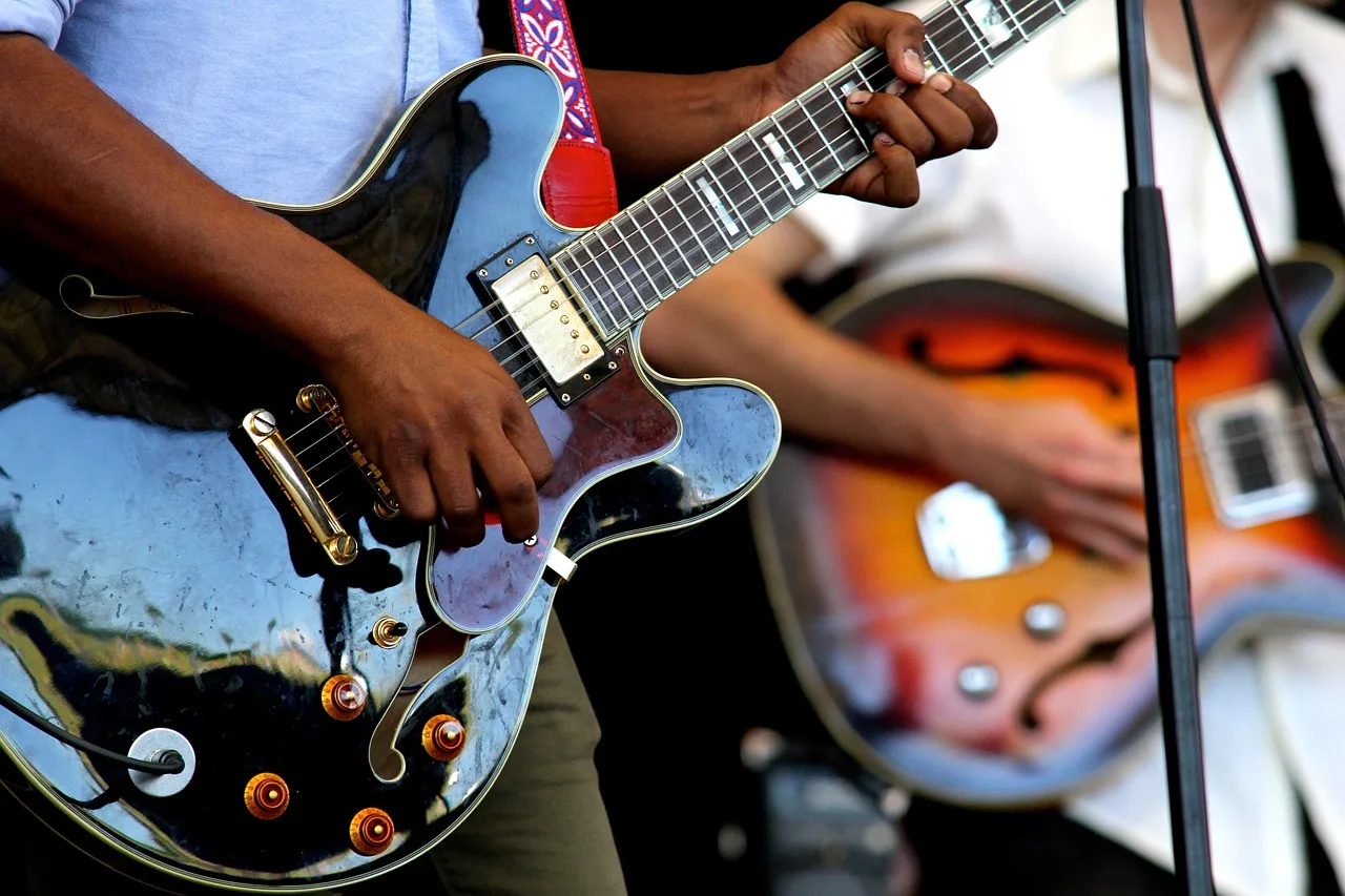 Gitar çalan genç kadın sahne - konser fotoğrafı