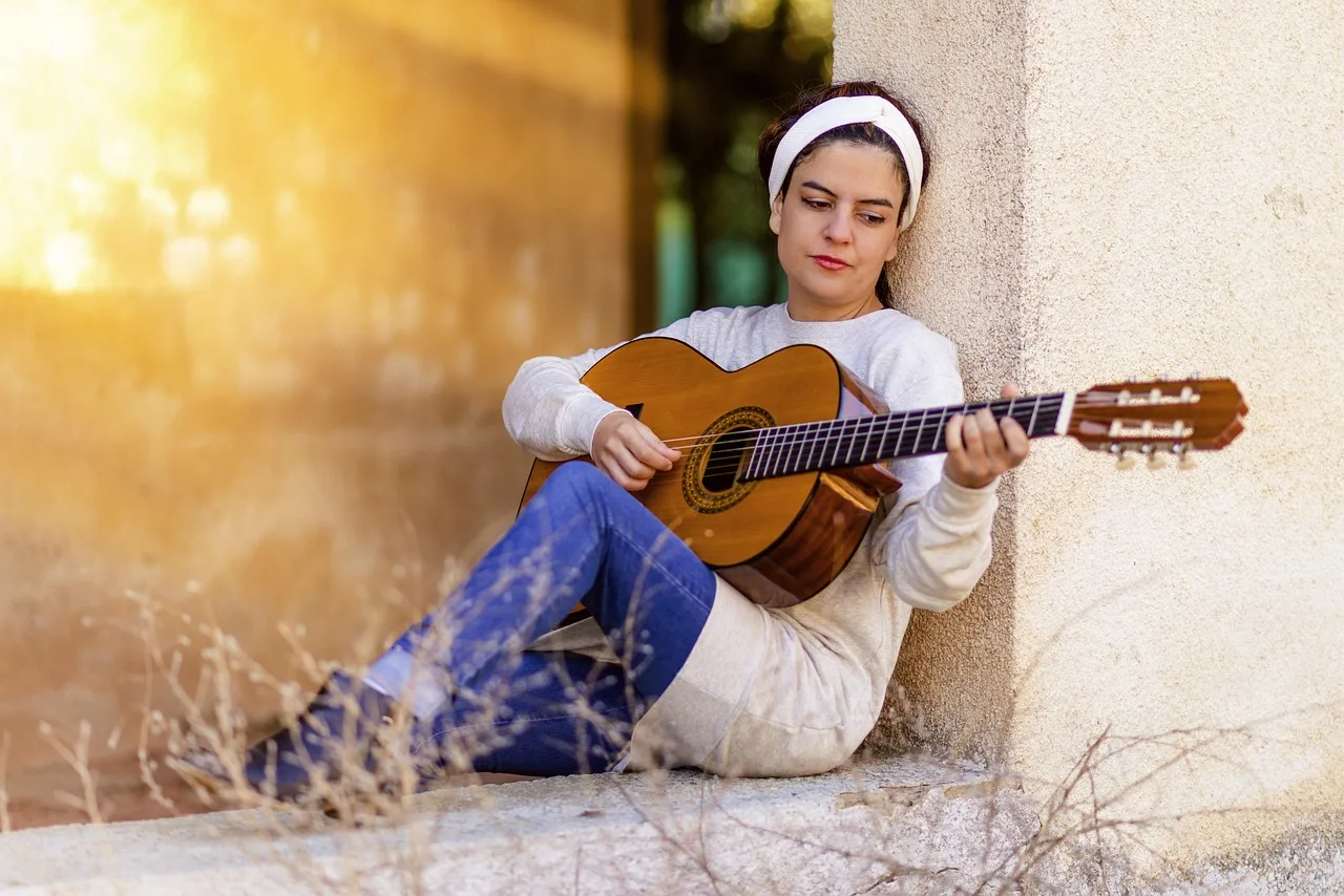 Gitar çalan genç kız - yazlık doğa sahnesi