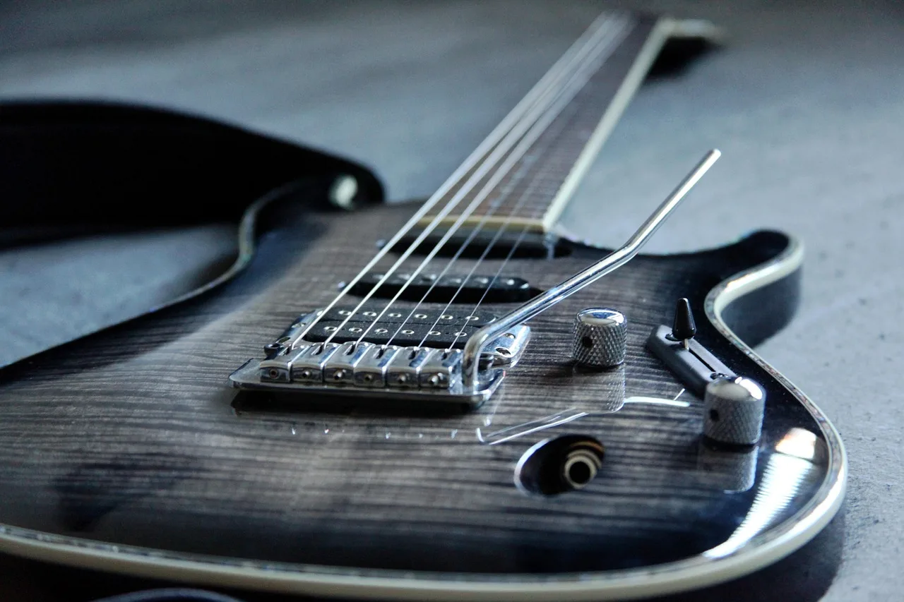 Gitar çalan genç müzisyen - sahne performansı