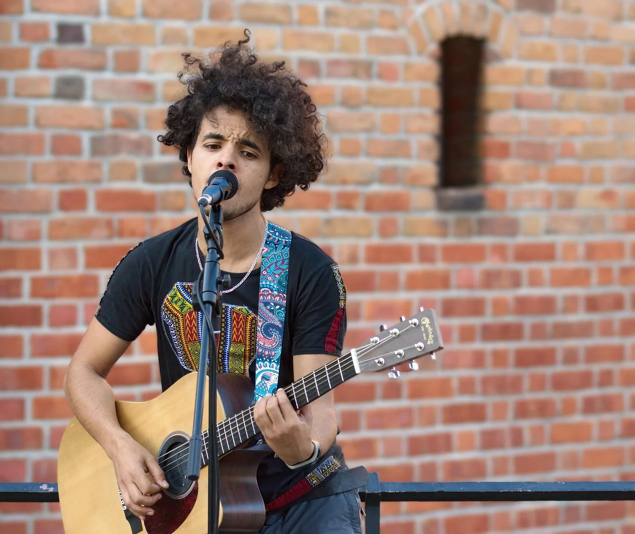 Gitar çalan genç sokak şarkıcısı portresi
