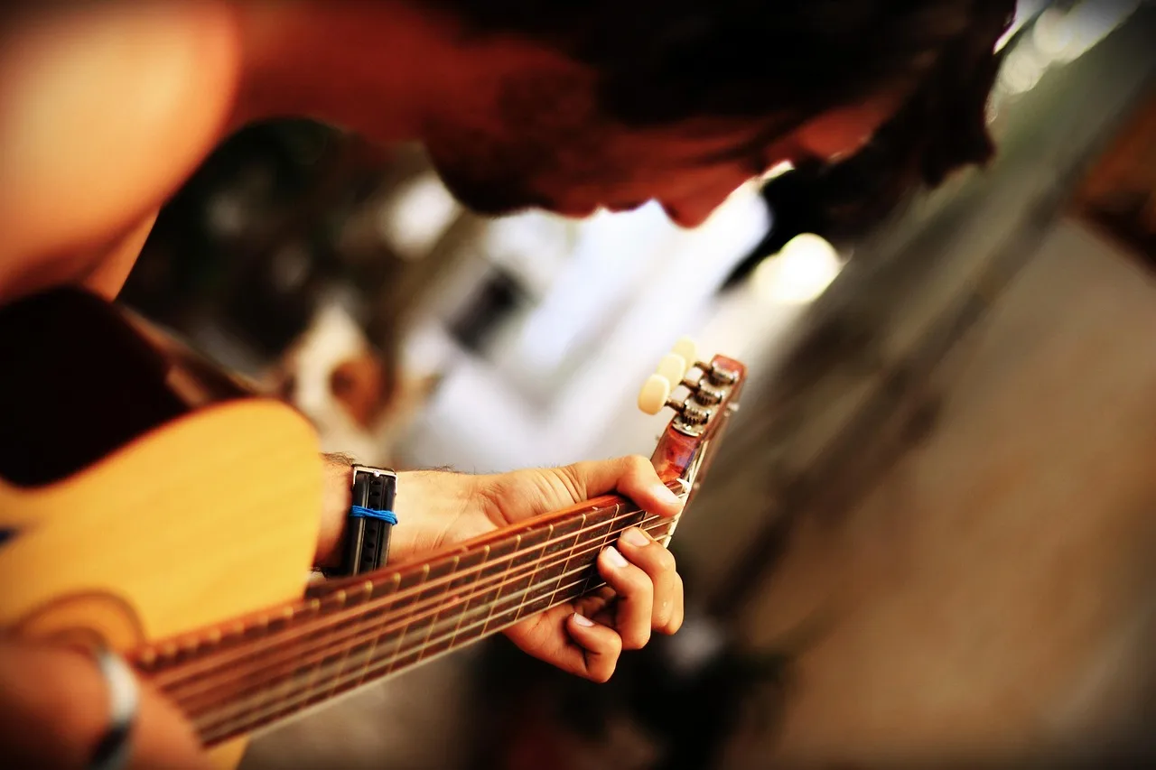 Gitar çalan kadın şarkıcı - müzikal enstrüman