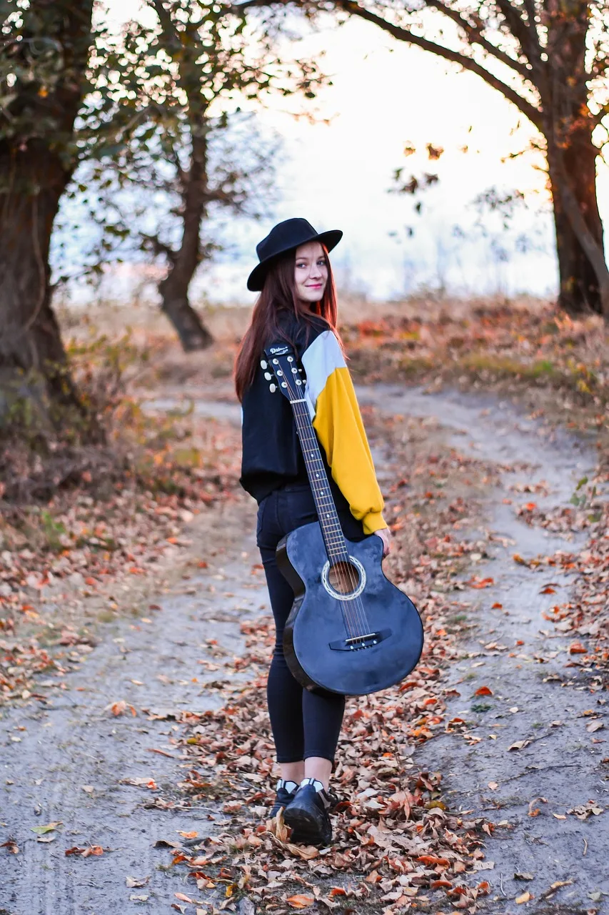 Gitar çalan kadın sonbahar yürüyüşü - doğa