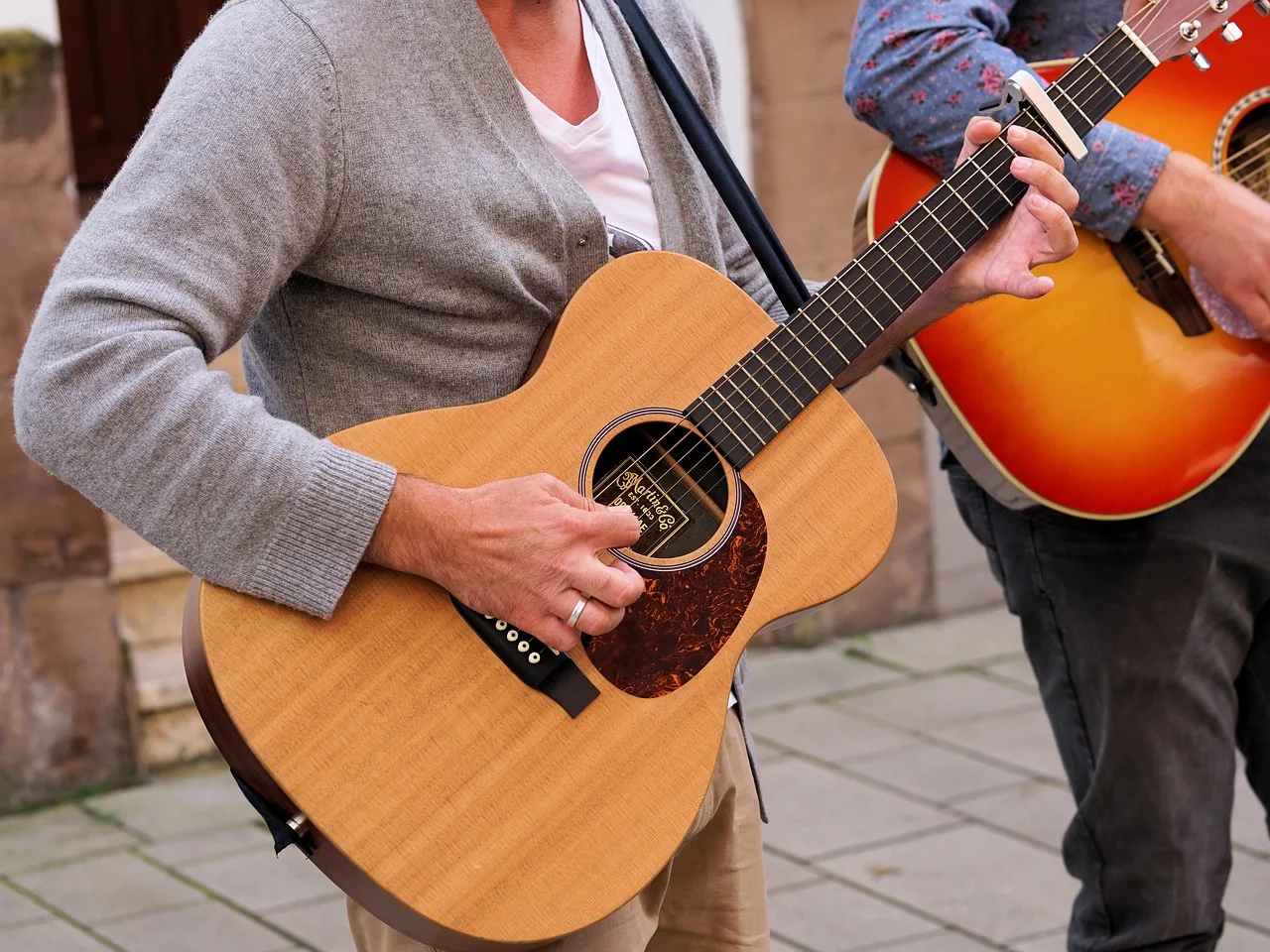 Gitar çalan müzisyen sahne fotoğrafı