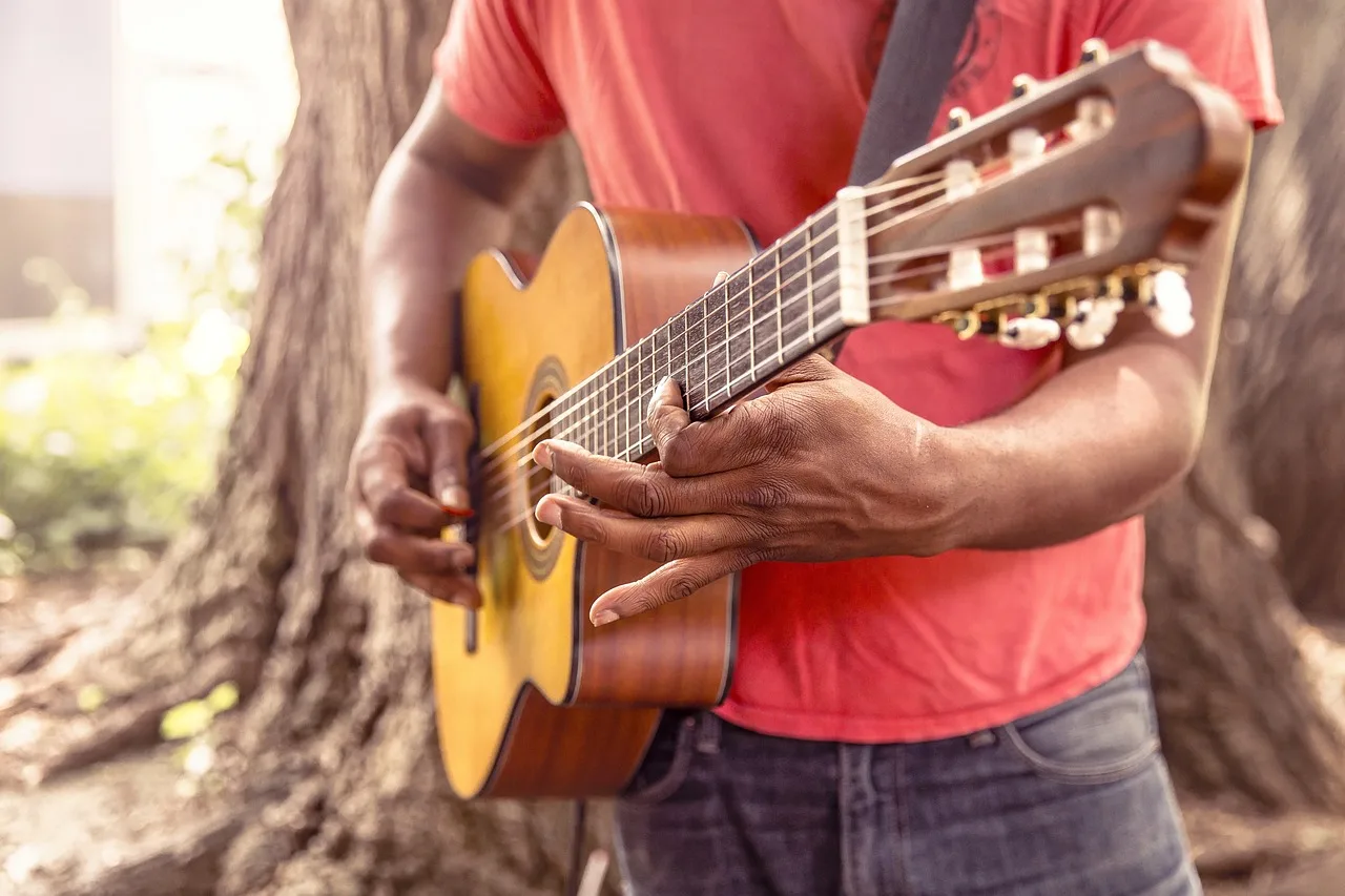 Gitar çalan sokak müzisyeni - akustik performans