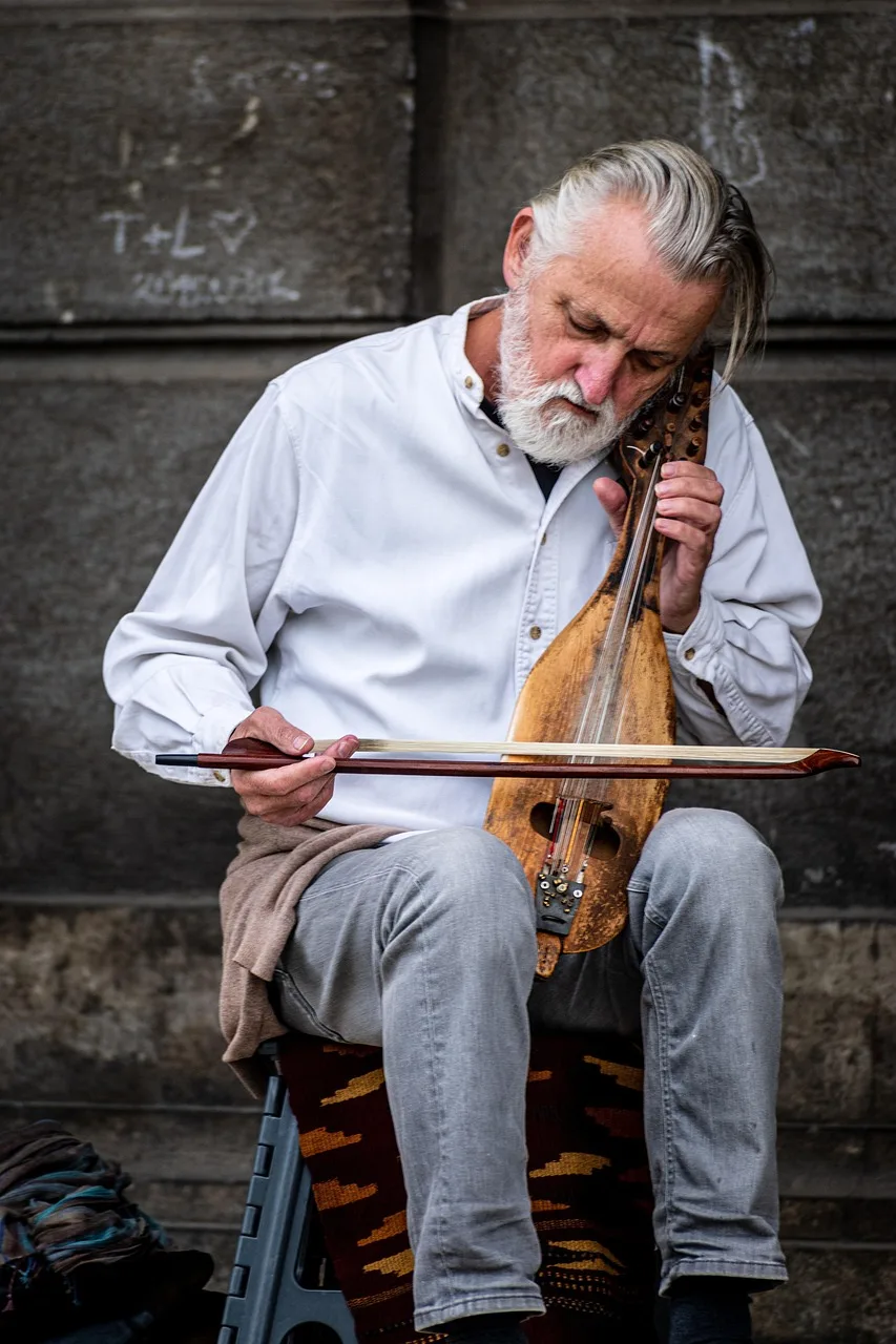 Gitar çalan sokak sanatçısı - şehirde müzikal performans