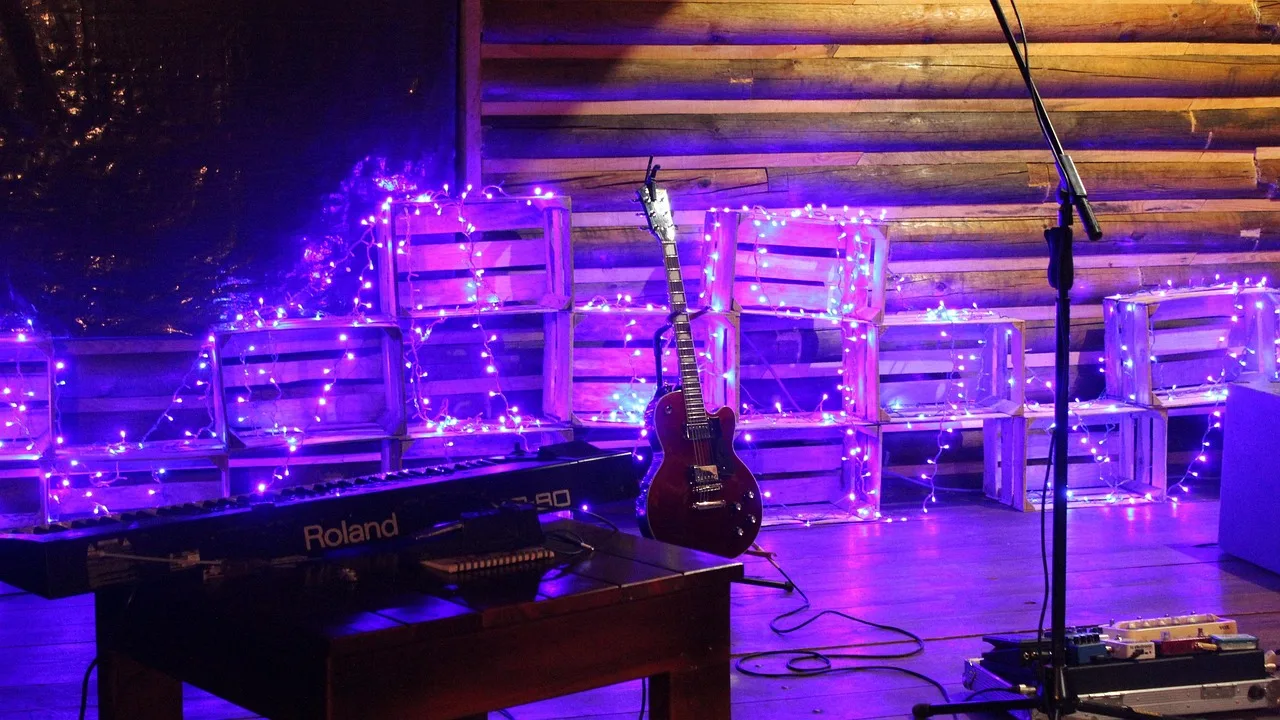Gitar ve piyano ışık efektli sahne fotoğrafı