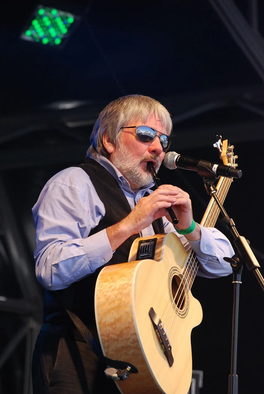 Gitarist sahnede canlı konser performansı