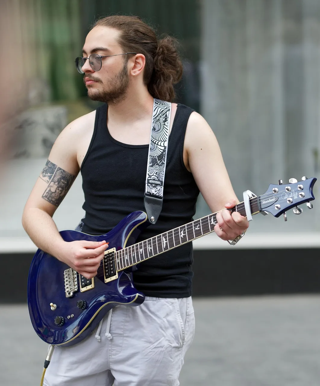 Gitarist sokakta elektro gitar çalıyor - genç müzisyen