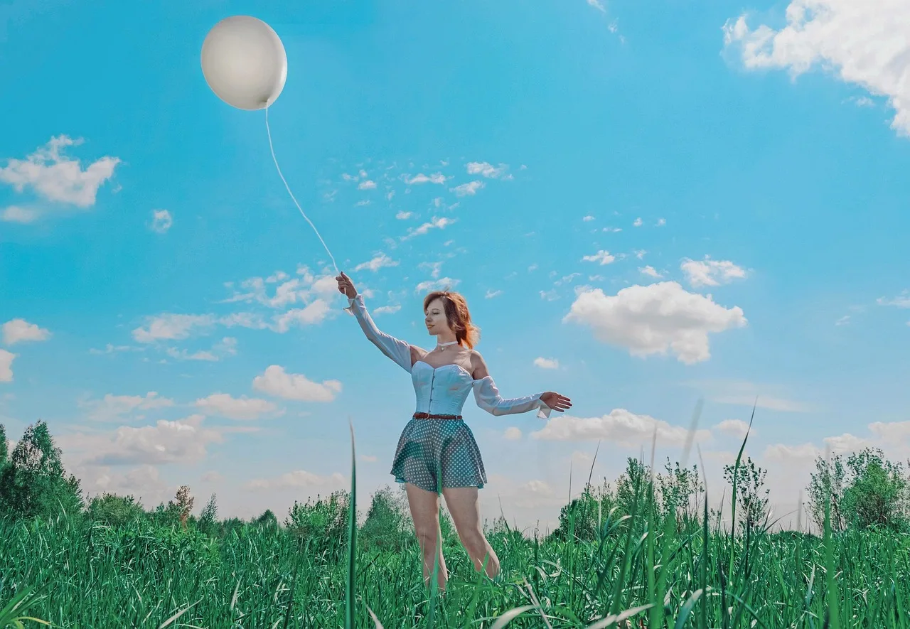 Gökyüzünde balonlu romantik yaz tatili manzarası