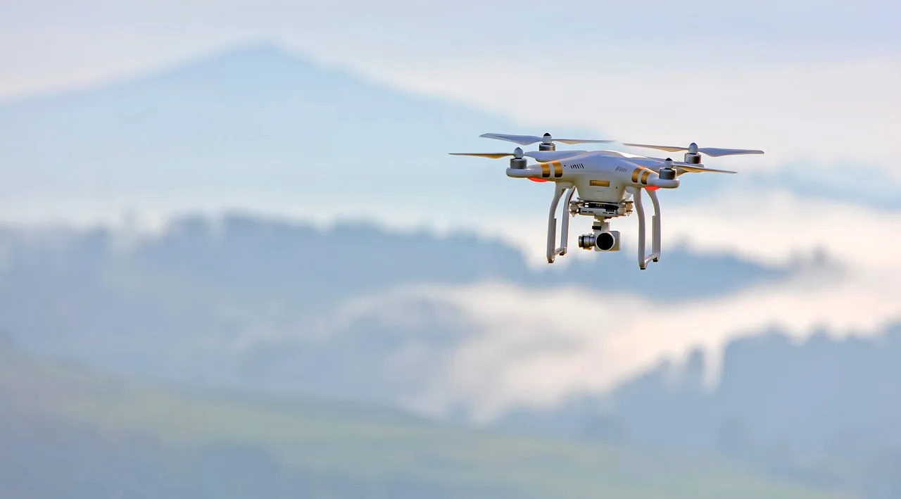 Gökyüzünde drone ile fotoğrafçılık - doğa manzarası