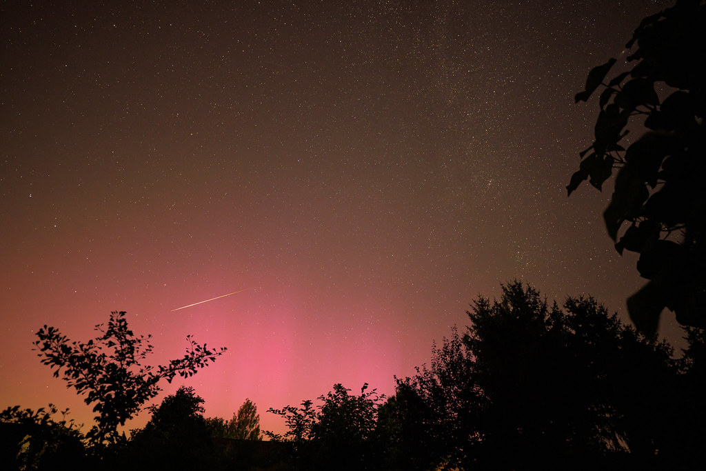 Gökyüzünde Yıldızlar, Meteor İzi ve Ufukta Gizemli Pembe Bir Işık Parıltısı