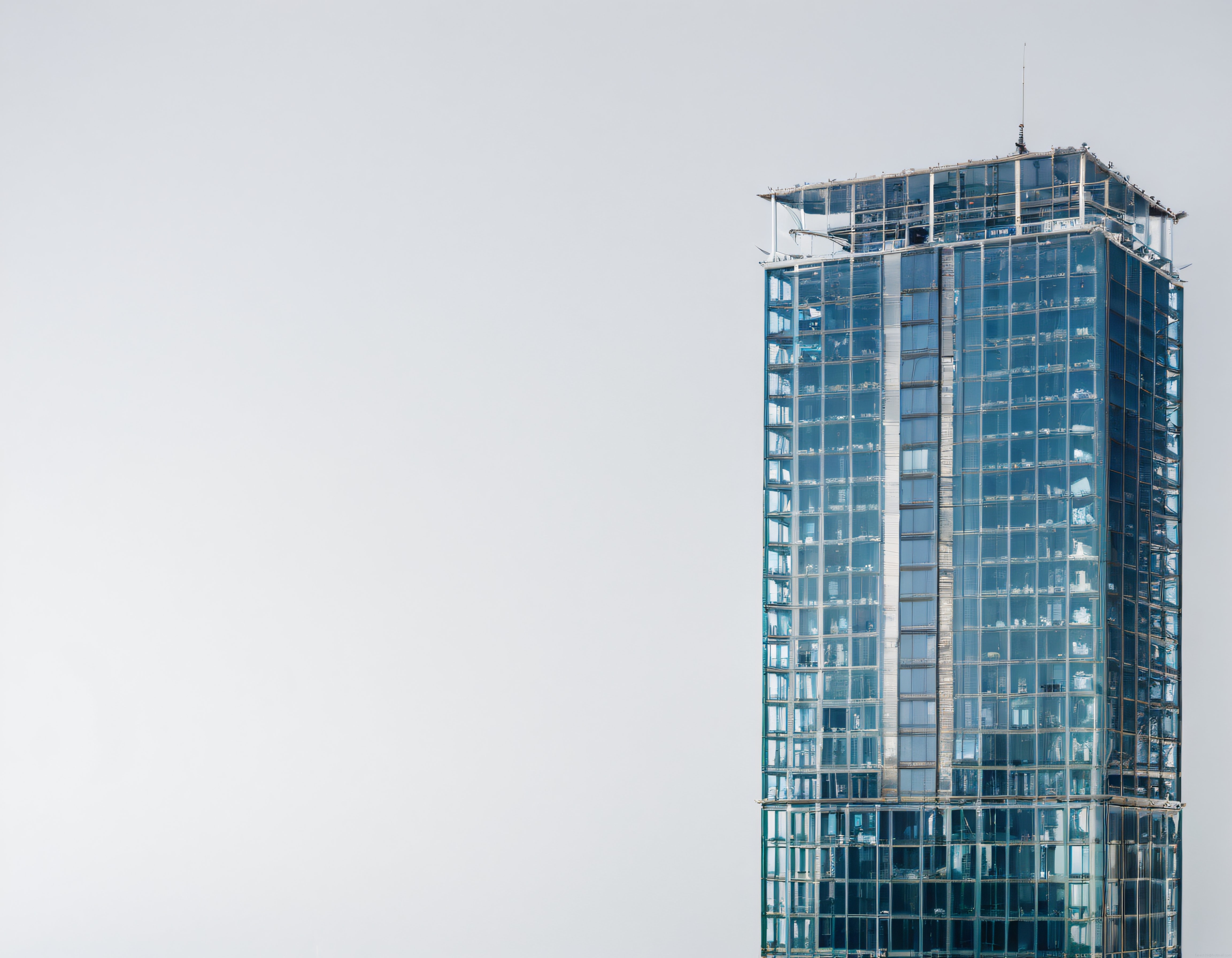 Gökyüzüne Doğru Yükselen Modern Cam Gökdelen ve Minimalist Mimarî Detaylar