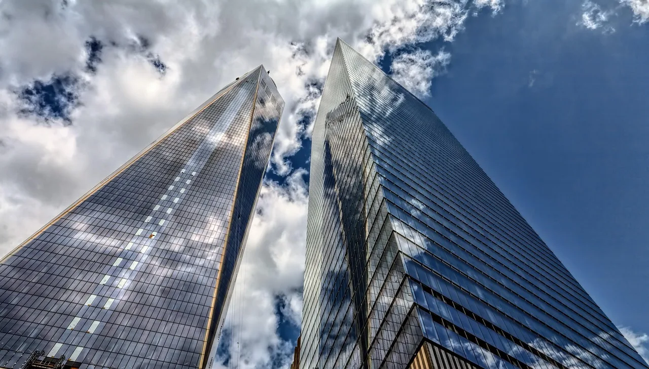 Gökyüzüne uzanan modern gökdelen - Manhattan silueti