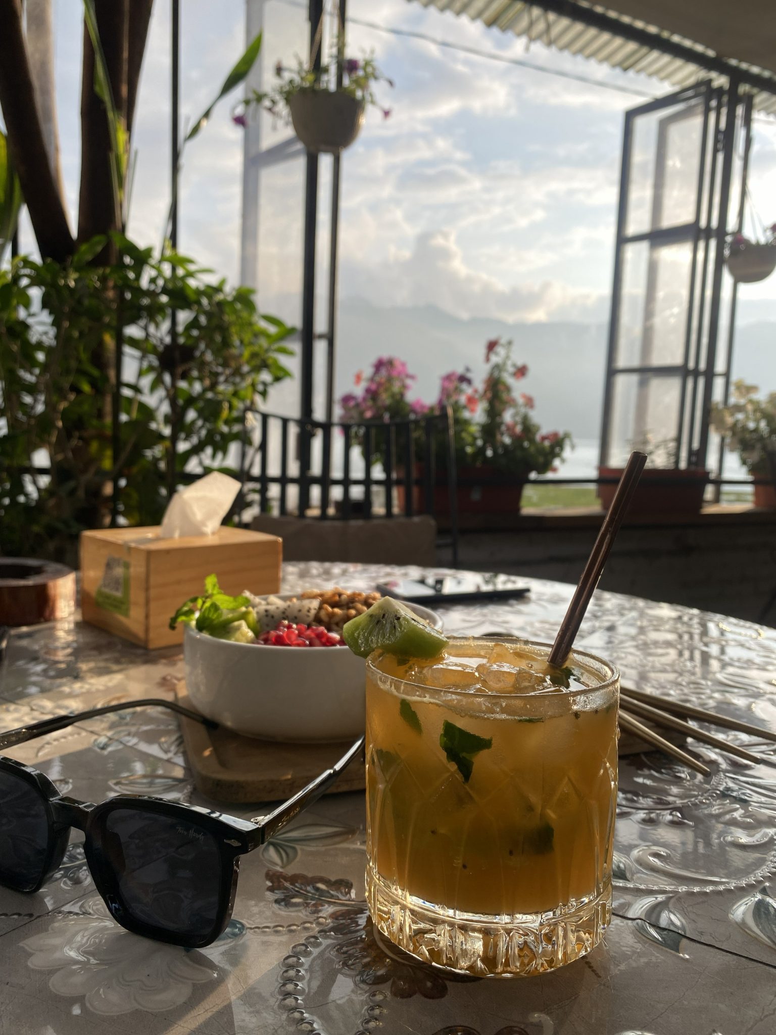 Göl Kenarında Balkon Keyfi: Ferahlatıcı Buzlu Yaz İçeceği ve Atıştırmalık