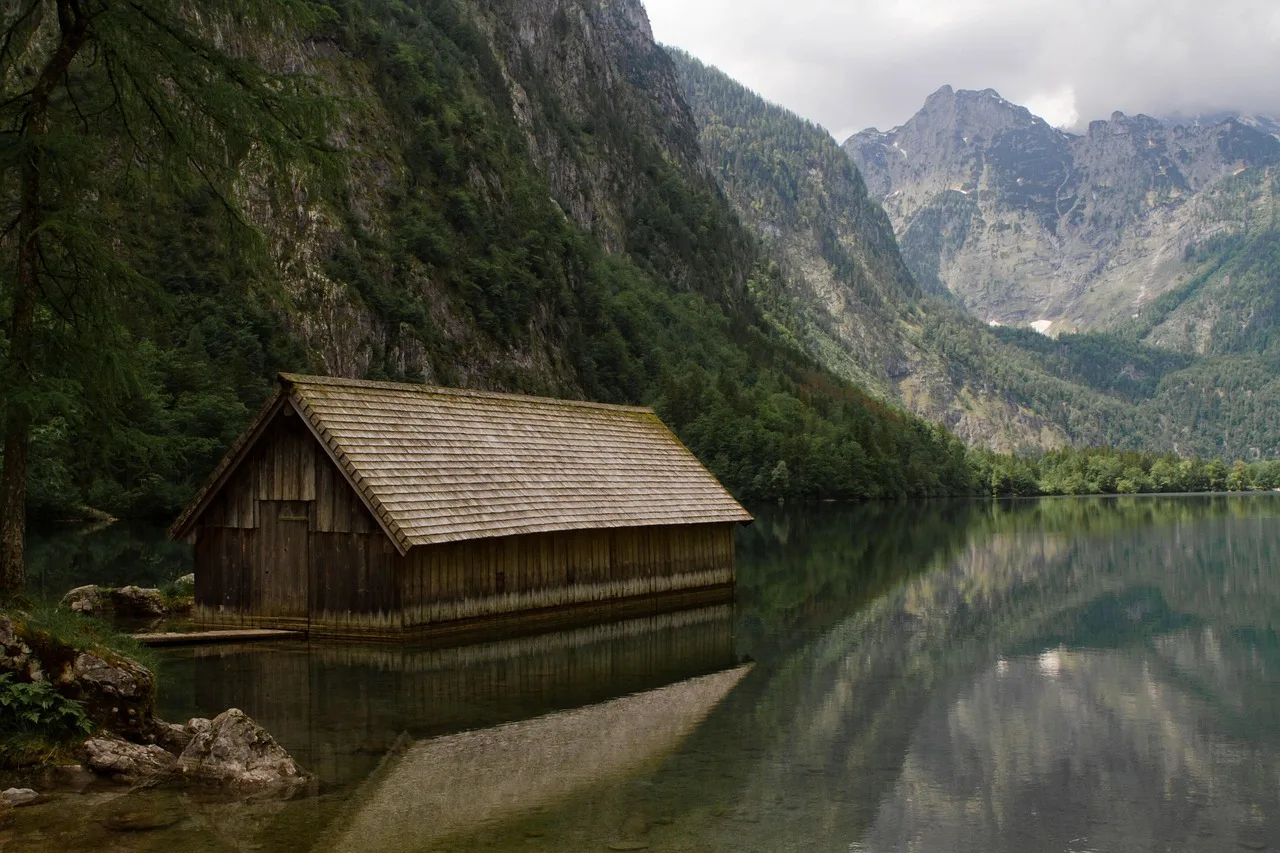 Göl kenarında doğa manzaralı ev fotoğrafı