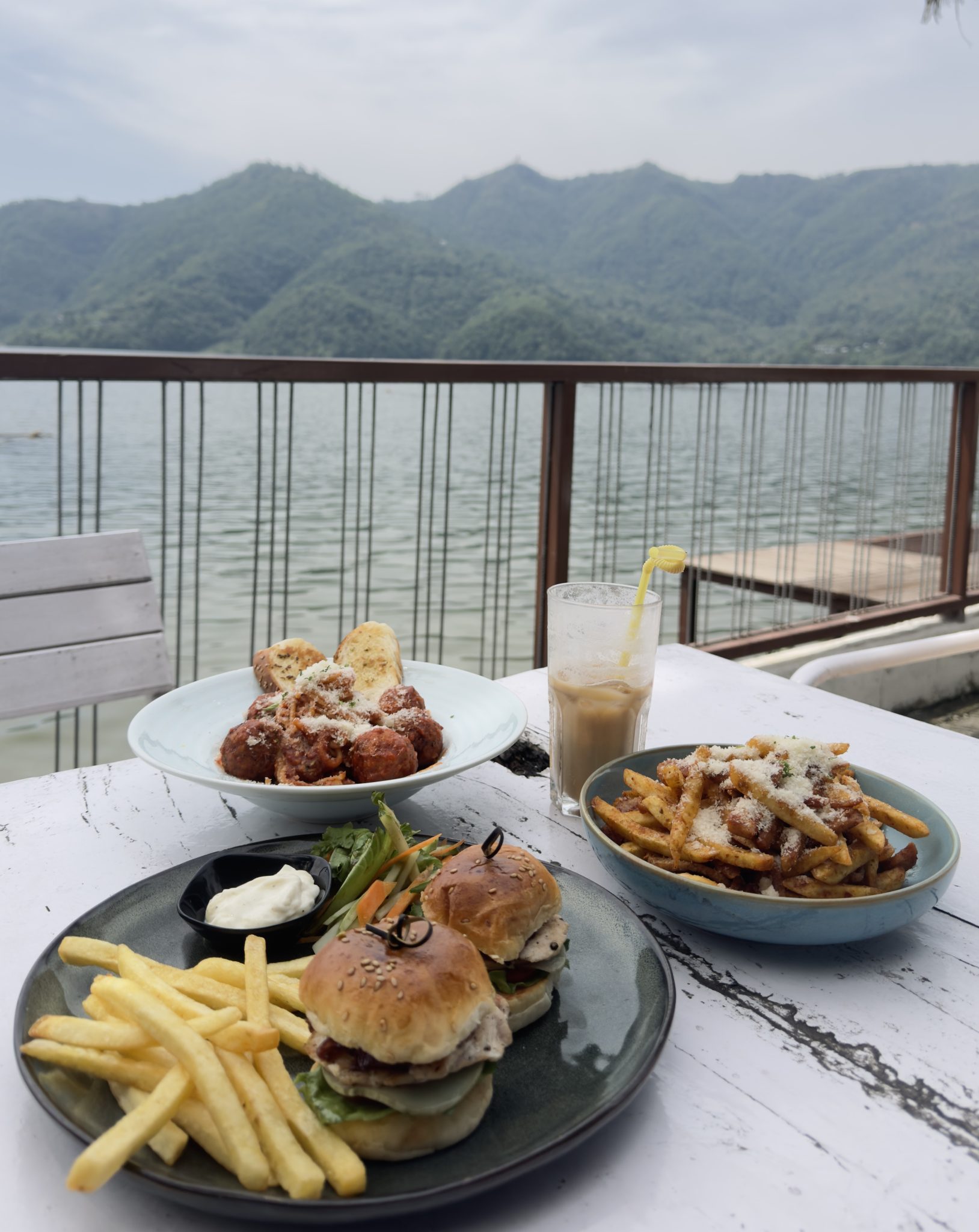 Göl Kenarında Lezzet Molası: Mini Burger, Patates ve Sütlü Soğuk Kahve
