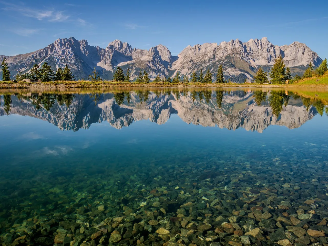 Göl manzarası dağlarla çevrili panoramik doğa fotoğrafı