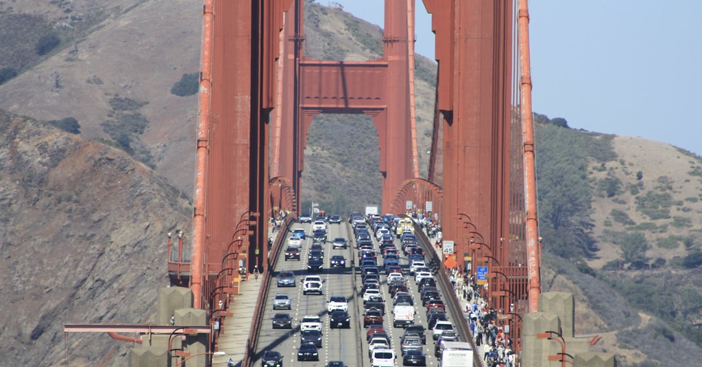 golden gate köprüsündeki yoğun araç trafiği ve ikonik kırmızı kuleler