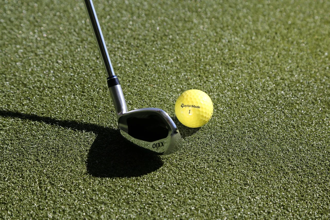 Golf sahası yeşil çim üzerinde - spor fotoğrafı