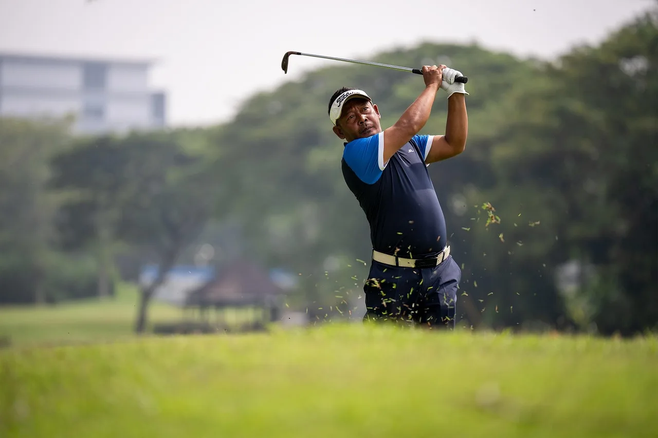 Golf sopalı adam portresi - sporcu poz